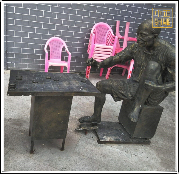 下象棋老人雕塑.jpg 下象棋老人雕塑.jpg