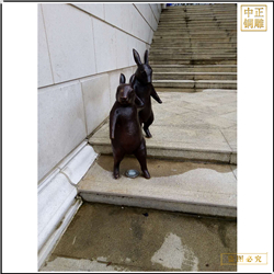 鑄銅關公 兩只小兔子下臺階雕塑